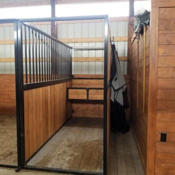 inside hore barn stall