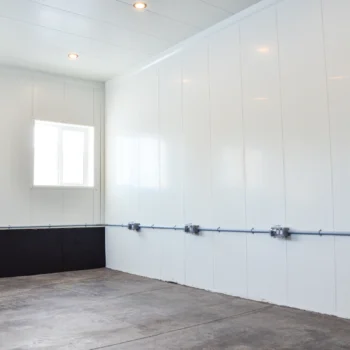 carlos shop inside empty room